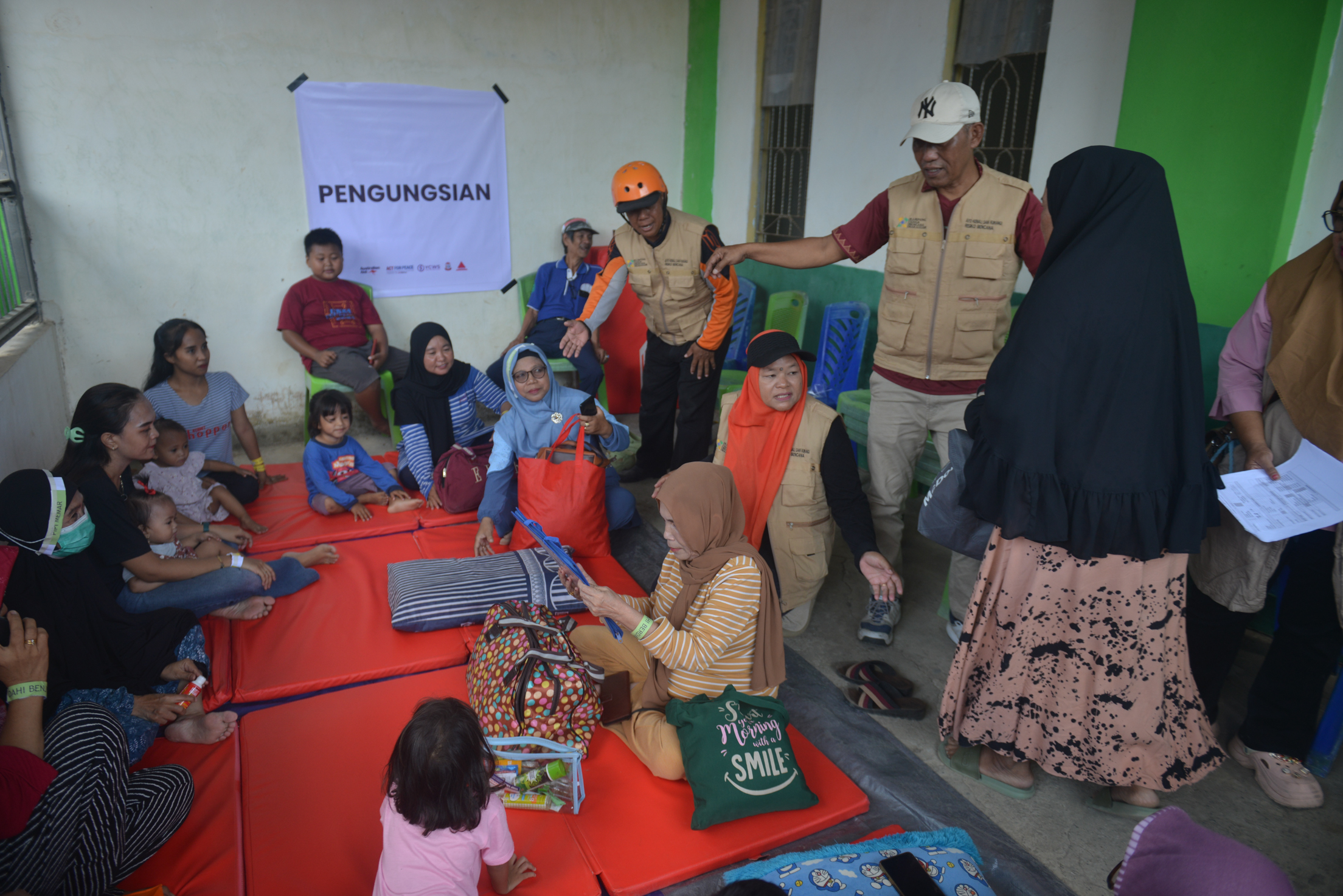 Community members gather in an evacuation center during the CLEAR Program’s flood preparedness simulation. Dok/YCWS.